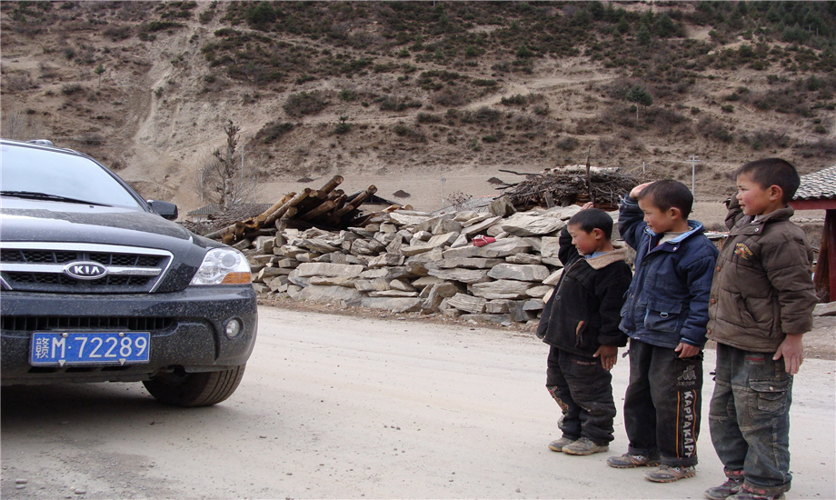 兩河鄉小學生向江西籍援建車輛敬禮。