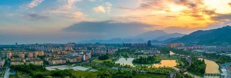 都江堰震后興建的安置區一街區全景圖，水電十局相當一部分受災職工家屬在震后被安置在該區域，設施齊全，生活方便。